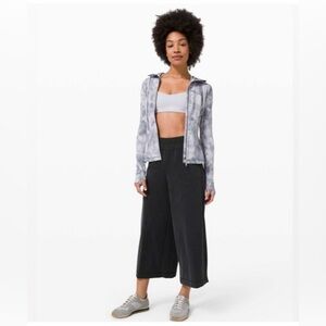Lululemon Seek Softness Mid Rise Crop pants graphite Sz S
